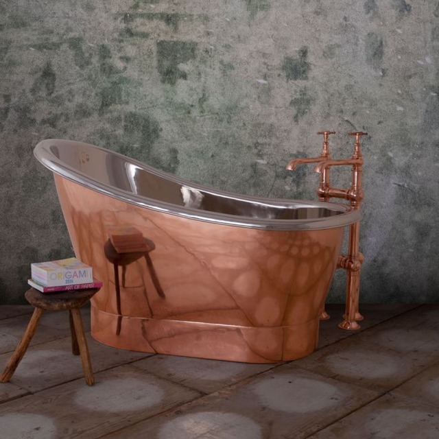 Compact copper bath with sloped look and copper taps