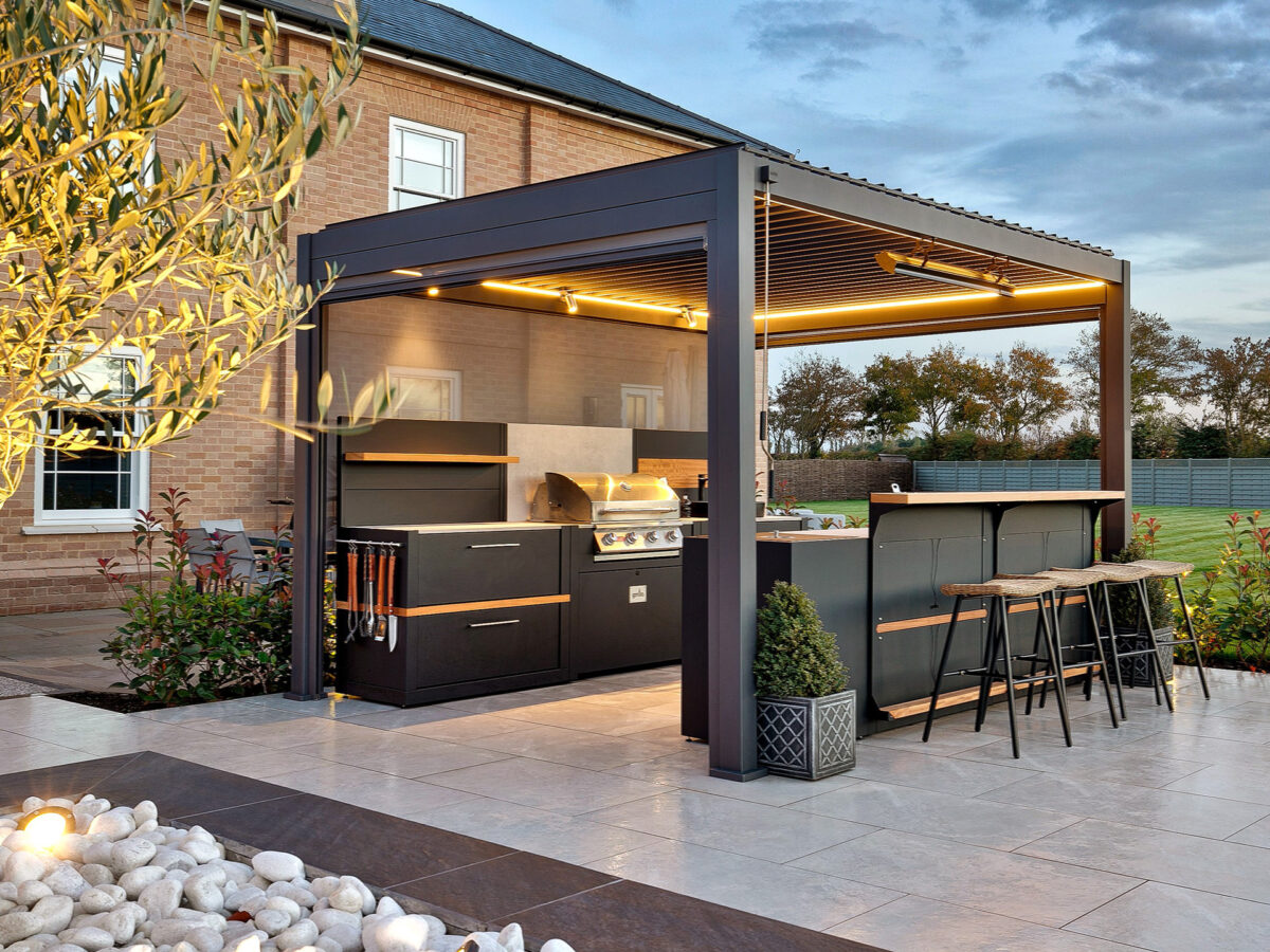 How to plan an outdoor kitchen from layout to appliances - Grand ...