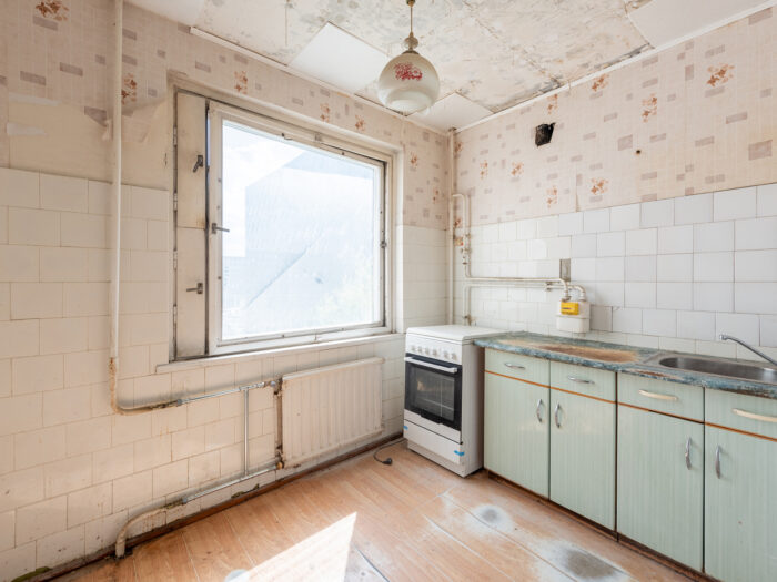 A shabby looking kitchen